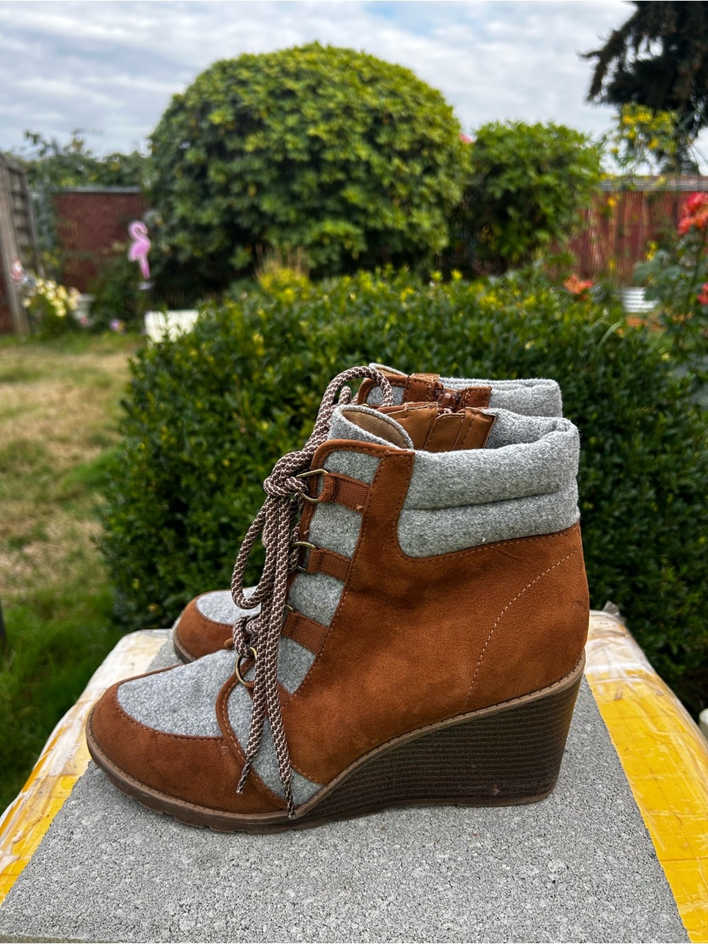 R2 Wenda Women’s Brown Suede Wedge Ankle Boots with Gray Wool Collar Size 10M